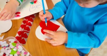 Festa della mamma e del papà abolite all’asilo: ecco come sono andate le cose e perchè tutto questo non è accettabile